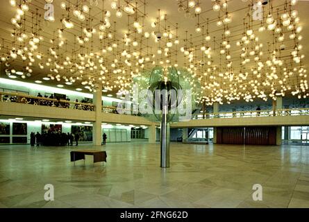 Berlin-Mitte / DDR / 5 / 1995 le Palais de la République à la Schlossplatz, hall d'entrée. En raison des nombreuses lampes aussi appelées -Erichs Lampenladen-. Dans le bâtiment était également le <Volkskammer> du GDR, le Parlement. // Mitte / Stadtschloss / Unter den Linden / Histoire / au lieu des 1950 palais de ville démoli a été construit à partir de 1973 le Palais de la République, 180 m de long, 32 m de large. Il y avait plusieurs installations. Dans le grand hall événements a eu lieu, il a tenu 5000 visiteurs. Dans la petite salle, la chambre des gens de la RDA s'est réunie. Il y avait aussi des restaurants et des cafés pour 1500 personnes. Le Banque D'Images