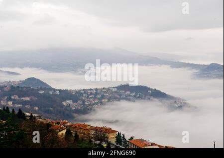 Europe, italie, Marche, la forteresse de Guaita (Prima Torre) est la plus ancienne et la plus célèbre tour de Monte Titano, Saint-Marin. Il a été construit au 11ème Banque D'Images