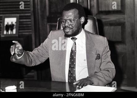 Afrique du Sud, le Cap, septembre 1994. Archive no: 04-67-09 Mangoguthu Gatsha Buthelezi est un homme politique sud-africain. Il est le chef du Zulu Inkatha Freedom Party (IFP), qu'il a fondé en 1975, et a été ministre sud-africain de l'intérieur de 1994 à 2004. [traduction automatique] Banque D'Images