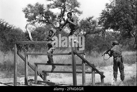 Angola, Jamba, septembre 1994. Archive no: 05-11-08 l'UNITA est apparue comme un mouvement de libération dans la lutte contre le régime colonial portugais et a trouvé ses adhérents principalement parmi les Ovimbundu dans les hautes terres centrales de l'Angola, le plus grand groupe ethnique du pays, auquel appartenait son fondateur et dirigeant de longue date, Jonas Savimbi. Pendant la guerre civile en Angola (1975-2002), Jamba a été le siège de l'UNITA de 1976 à 1992. Photo: Formation militaire de l'UNITA [traduction automatique] Banque D'Images