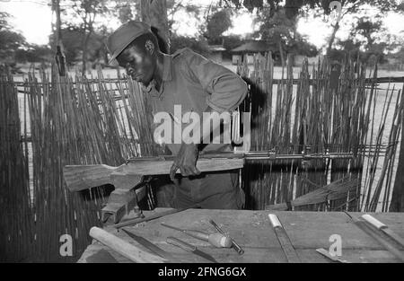 Angola, Jamba, septembre 1994. Archive no: 05-06-25 l'UNITA est apparue comme un mouvement de libération dans la lutte contre le régime colonial portugais et a trouvé ses adhérents principalement parmi les Ovimbundu dans les hautes terres centrales de l'Angola, le plus grand groupe ethnique du pays, auquel appartenait son fondateur et dirigeant de longue date, Jonas Savimbi. Pendant la guerre civile en Angola (1975-2002), Jamba a été le siège de l'UNITA de 1976 à 1992. Photo: Dans l'atelier sur les armes de l'UNITA [traduction automatique] Banque D'Images