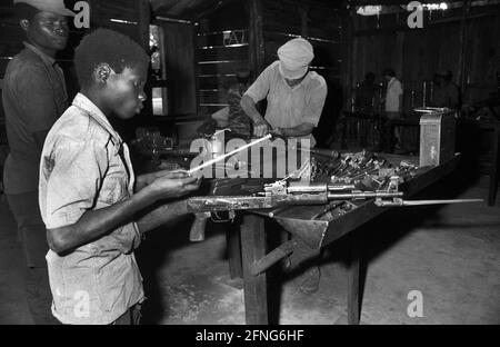 Angola, Jamba, septembre 1994. Archive no: 05-06-22 l'UNITA est apparue comme un mouvement de libération dans la lutte contre le régime colonial portugais et a trouvé ses adhérents principalement parmi les Ovimbundu dans les hautes terres centrales de l'Angola, le plus grand groupe ethnique du pays, auquel appartenait son fondateur et dirigeant de longue date, Jonas Savimbi. Pendant la guerre civile en Angola (1975-2002), Jamba a été le siège de l'UNITA de 1976 à 1992. Photo: Dans l'atelier sur les armes de l'UNITA [traduction automatique] Banque D'Images