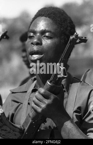 Angola, Jamba, septembre 1994. Archive no: 05-01-04 l'UNITA est apparue comme un mouvement de libération dans la lutte contre le régime colonial portugais et a trouvé ses adhérents principalement parmi les Ovimbundu dans les hautes terres centrales de l'Angola, le plus grand groupe ethnique du pays, auquel appartenait son fondateur et dirigeant de longue date, Jonas Savimbi. Pendant la guerre civile en Angola (1975-2002), Jamba a été le siège de l'UNITA de 1976 à 1992. Photo: Entraînement des soldats de l'UNITA [traduction automatique] Banque D'Images