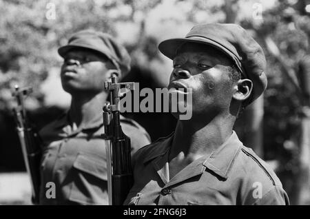 Angola, Jamba, septembre 1994. Archive No: 05-09-32 l'UNITA est apparue comme un mouvement de libération dans la lutte contre le régime colonial portugais et a trouvé ses adhérents principalement parmi les Ovimbundu dans les hautes terres centrales de l'Angola, le plus grand groupe ethnique du pays, auquel appartenait son fondateur et dirigeant de longue date, Jonas Savimbi. Pendant la guerre civile en Angola (1975-2002), Jamba a été le siège de l'UNITA de 1976 à 1992. Photo: Formation militaire de l'UNITA [traduction automatique] Banque D'Images