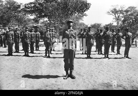 Angola, Jamba, septembre 1994. Archive no: 05-09-01 l'UNITA est apparue comme un mouvement de libération dans la lutte contre le régime colonial portugais et a trouvé ses partisans principalement parmi les Ovimbundu dans les hautes terres centrales de l'Angola, le plus grand groupe ethnique du pays, auquel appartenait son fondateur et dirigeant de longue date, Jonas Savimbi. Pendant la guerre civile en Angola (1975-2002), Jamba a été le siège de l'UNITA de 1976 à 1992. Photo: Formation militaire de l'UNITA [traduction automatique] Banque D'Images