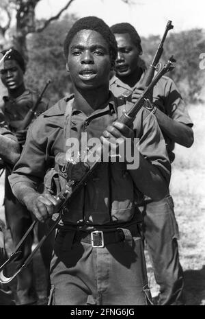 Angola, Jamba, septembre 1994. Archive no: 05-01-04 l'UNITA est apparue comme un mouvement de libération dans la lutte contre le régime colonial portugais et a trouvé ses adhérents principalement parmi les Ovimbundu dans les hautes terres centrales de l'Angola, le plus grand groupe ethnique du pays, auquel appartenait son fondateur et dirigeant de longue date, Jonas Savimbi. Pendant la guerre civile en Angola (1975-2002), Jamba a été le siège de l'UNITA de 1976 à 1992. Photo: Entraînement des soldats de l'UNITA [traduction automatique] Banque D'Images