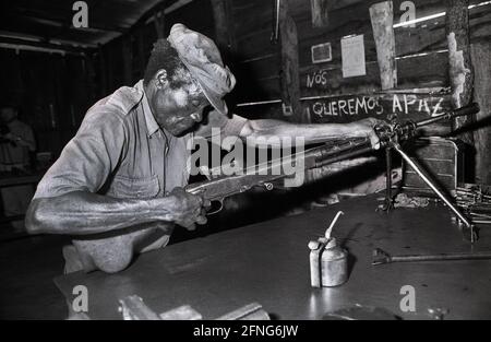 Angola, Jamba, septembre 1994. Archive No: 05-06-20 l'UNITA est apparue comme un mouvement de libération dans la lutte contre le régime colonial portugais et a trouvé ses adhérents principalement parmi les Ovimbundu dans les hautes terres centrales de l'Angola, le plus grand groupe ethnique du pays, auquel appartenait son fondateur et dirigeant de longue date, Jonas Savimbi. Pendant la guerre civile en Angola (1975-2002), Jamba a été le siège de l'UNITA de 1976 à 1992. Photo: Dans l'atelier sur les armes de l'UNITA [traduction automatique] Banque D'Images