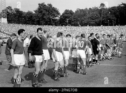 Finale 1. FC Köln-Hamburger SV 2:3/25.06.1960 les deux équipes avant le match. [traduction automatique] Banque D'Images