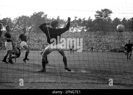 Correspondance finale 1. FC Köln-Hamburger SV 2:3 / 25.06.1960. But par Christian Mueller à 2:2 contre TW Schnoor. [traduction automatique] Banque D'Images