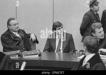 Richard Oetker avec ses avocats dans la salle d'audience de Munich lors du procès de son propre enlèvement par Dieter Zlof. [traduction automatique] Banque D'Images