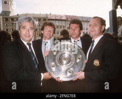 Célébration du champion allemand 1989 FC Bayern München sur le balcon de la mairie de Marienplatz 17.06.1989 / de gauche à droite: Président Fritz Scherer, co-entraîneur Egon Coordes, entraîneur Jupp Heynckes et directeur Uli Hoeneß avec le trophée de championnat. [traduction automatique] Banque D'Images