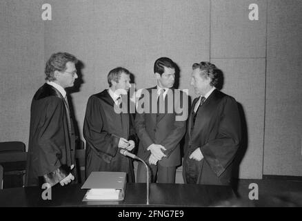 De gauche à droite : les avocats Rolf Bossi et Steffen Ufer, le défendeur Dieter Zofl et son avocat de la défense Martin Amelung en conversation dans la salle d'audience de Munich, pendant le procès pour l'enlèvement de Richard Oetker. [traduction automatique] Banque D'Images