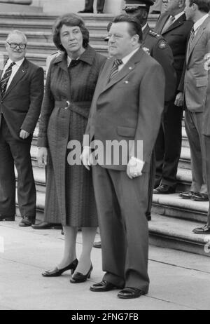 Le Premier ministre bavarois Franz Josef Strauß se tient avec sa femme Marianne devant le Théâtre national de Munich à l'occasion du 65e anniversaire de Franz Josef Strauß. [traduction automatique] Banque D'Images