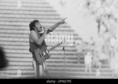 Mick Jagger chante sur scène au stade olympique de Munich au concert de son groupe Rolling Stones en 1982. [traduction automatique] Banque D'Images