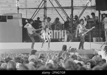 « Keith Richards, Mick Jagger et Ron Wood se jouent ensemble sur scène au stade olympique de Munich. Avec Charlie Watts, ils sont le groupe ''Rolling Stones''. [traduction automatique]' Banque D'Images