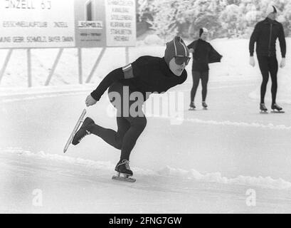 Patinage de vitesse élimination est-ouest à Inzell le 20.12.1963 pour les Jeux olympiques d'hiver de 1964 à Innsbruck. Helga Haase (GDR), médaillée d'or à Squaw Valley 1960, en action. [traduction automatique] Banque D'Images