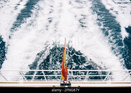 Depuis le dessus des éclaboussures blanches tourbillonnant sur la surface de l'eau de mer du bateau de croisière Banque D'Images