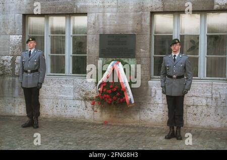Berlin / quartier du gouvernement / Histoire / 3/1994 Mémorial de la résistance du 20 juillet 1944, où le colonel Stauffenberg a été abattu après la tentative d'assassinat infructueuse sur Hitler / Bendlerblock / militaire / Forces armées allemandes / Histoire / monuments commémoratifs / nazi / juillet 20 [traduction automatique] Banque D'Images