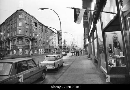 GDR. Berlin est, 08.10.1989. Archive No.: 09-43-35 40e anniversaire de la RDA photo: Scène de rue [traduction automatique] Banque D'Images