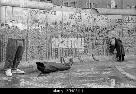 GDR, Berlin, 26.02.1990, mur de la Potsdamer Platz, pattes, chaussures en carton, [traduction automatique] Banque D'Images