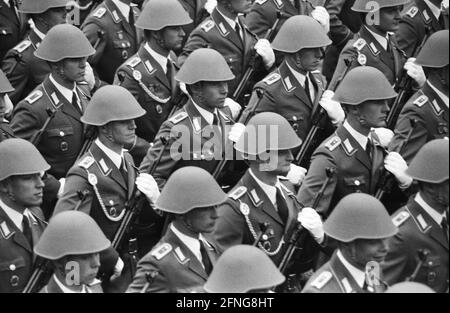 GDR. Berlin est, 08.10.1989. Archive No.: 09-42-04 40e anniversaire de la RDA photo: Soldats de l'Armée populaire [traduction automatique] Banque D'Images