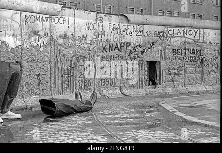 GDR, Berlin, 26.02.1990, mur de la Potsdamer Platz, pattes, chaussures en carton, [traduction automatique] Banque D'Images