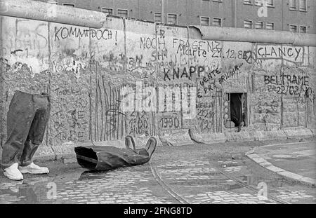 GDR, Berlin, 26.02.1990, mur de la Potsdamer Platz, pattes, chaussures en carton, [traduction automatique] Banque D'Images