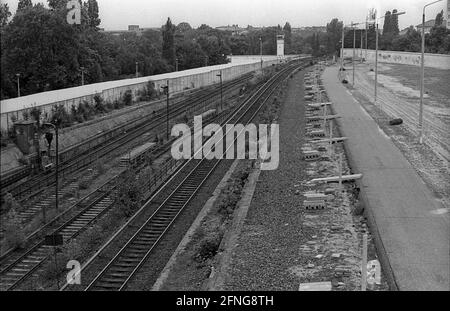 GDR, Berlin, 07.06.1990, gardes-frontières à la gare Nordbahnhof, vue sur le Liesenbrücke, tour de guet, entre les murs, [traduction automatique] Banque D'Images