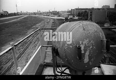 GDR, Berlin, 07.06.1990, gardes-frontières au Liesenbrücke, au sommet d'une tour de guet, en regardant vers le sud (phares), entre les murs, [traduction automatique] Banque D'Images