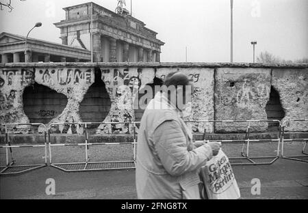 GDR, Berlin, 11.01.1990, Wall at the Brandenburg Gate, [traduction automatique] Banque D'Images