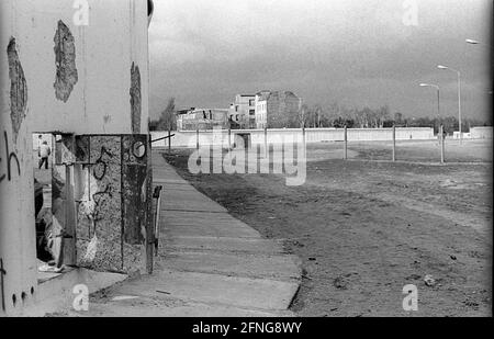 GDR, Berlin, 26.02.1990, mur de Potsdamer Platz, porte dans le mur..., (Weinhaus Hut), [traduction automatique] Banque D'Images