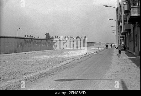 GDR, Berlin, 28.04.1990, mur de l'ancienne station de fret, (Gleimtunnel), Schwedter Straße, [traduction automatique] Banque D'Images