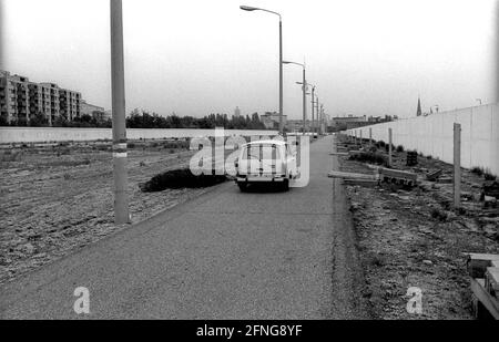 GDR, Berlin, 07.06.1990, gardes-frontières le long de Gartenstraße, Trabant, entre les murs, [traduction automatique] Banque D'Images