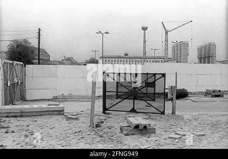 GDR, Berlin, 07.06.1990, gardes-frontières à Nordbahnhof , (Invalidenstraße), ancienne porte frontière, entre les murs, [traduction automatique] Banque D'Images