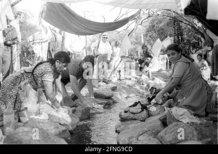 Championnat du monde 1970 au Mexique: Visite de l'équipe allemande dans un village indien 05.06.1970 (date estimée) Max Lorenz (BRD) avec 2 femmes de lavage [traduction automatique] Banque D'Images