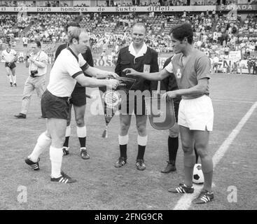 Coupe du monde 1970 au Mexique: Allemagne - Maroc 2:1 / 03.06.1970 / Accueil des capitaines d'équipe. Li: Uwe Seeler (Deut.) dans le stade Guanajuato à Leon. [traduction automatique] Banque D'Images