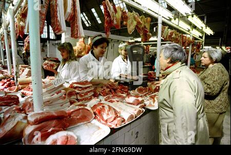 Europe / Etats baltes / Lettonie / marchés d'approvisionnement à Riga: Commerce de la viande, 1998 // Butcher / letton / -Economie / Commerce / marché [traduction automatique] Banque D'Images