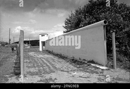 Allemagne, Mödlareuth, 18.08.1991, mur avec tour de guet, dans l'ancien village frontalier de Mödlareuth en Thuringe, le village a été divisé par un mur lors de la division des deux États allemands, [traduction automatique] Banque D'Images