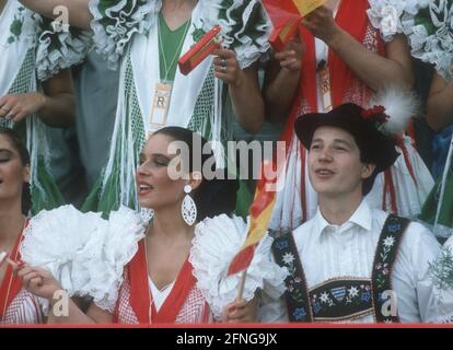 Championnat européen de football 1988 en Allemagne: Allemagne - Espagne 2:0/17.06.1988 à Munich. Spectateurs espagnols en costumes traditionnels. [traduction automatique] Banque D'Images