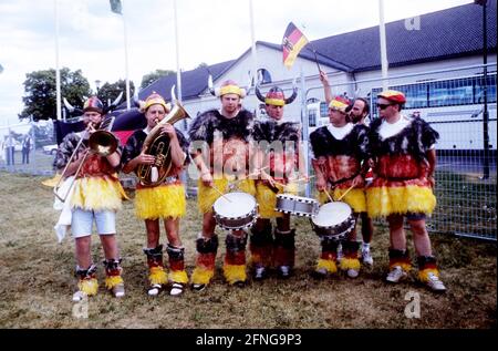 Championnat européen de football 1992 en Suède : groupe musical allemand devant l'hôtel Stalet à Atvidaberg. 09.06.1992. [traduction automatique] Banque D'Images