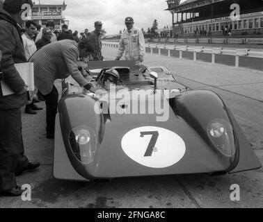 Course de 1000 km au Nürburgring 01.06.1969. Ferrari 312P de Pedro Rodriguez et Chris Amon dans les fosses. [traduction automatique] Banque D'Images