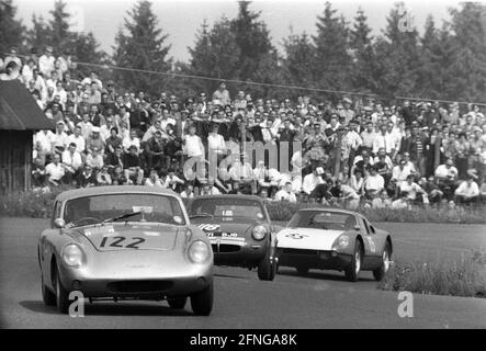 Course de 1000km sur le Nürburgring 31.05.1964. Devant un Austin Healey Sebring Sprite (No 122) , MG Midget (No 118) et une Porsche 904 GTS (N° 65). En arrière-plan de nombreux spectateurs , séparés seulement par une clôture. [traduction automatique] Banque D'Images