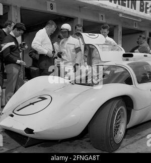 Course de 1000km sur le Nürburgring 05.06.1966. Phil Hill se trouve à son Chaparral 2D en face des fosses. [traduction automatique] Banque D'Images