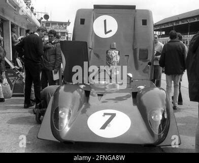 Course de 1000 km au Nürburgring 01.06.1969. Ferrari 312P de Pedro Rodriguez et Chris Amon aux stands [traduction automatique] Banque D'Images