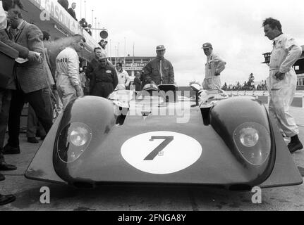 Course de 1000 km au Nürburgring 01.06.1969. Ferrari 312P de Pedro Rodriguez et Chris Amon dans les fosses. [traduction automatique] Banque D'Images