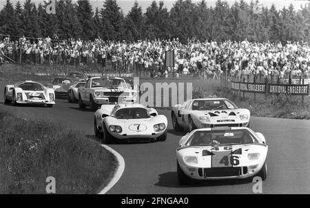 Course de 1000km sur le Nürburgring 05.06.1966. Front n° 46 a Ford GT40 de Peter Revson et Skip Scott , action , courbe [traduction automatique] Banque D'Images