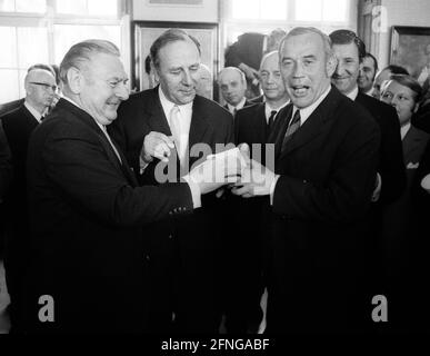 VFL Borussia Mönchengladbach Champion allemand de football 1969/70. Réception à l'hôtel de ville. L'entraîneur Hennes Weisweiler (à droite) est honoré. Rec. 05.05.1970. [traduction automatique] Banque D'Images