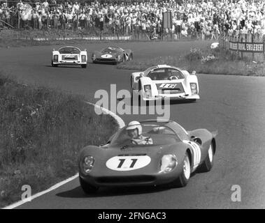 Course de 1000km sur le Nürburgring 05.06.1966. À l'avant n° 11 Ferrari Dino 206S de Ludovico Scarfiotti et Lorenzo Bandini derrière le no 16 Porsche 906E d'Udo Schütz et Günter Klass [traduction automatique] Banque D'Images