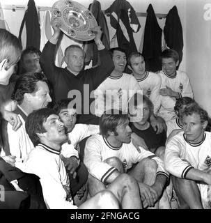 VFL Borussia Mönchengladbach - Hamburger SV 4:3 30.04.1970 photo d'équipe Borussia Mönchengladbach comme champions allemands de football 1969/70 dans la salle d'habillage avec trophée de championnat. L'entraîneur Hennes Weisweiler présente le trophée du championnat. Rec. 30.04.1970. [traduction automatique] Banque D'Images