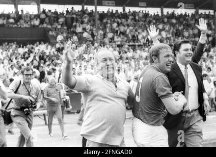'Regionalliga West 1969/70 ronde de promotion: VFL Bochum - Kickers Offenbach 20.06.70. Jubilation sur le banc d'Offenbach Centre: Coach Zlatko ''Tschik'' Cajkovski. Sur la droite: Josef Weilbächer (3). LA RÉGLEMENTATION DFL INTERDIT TOUTE UTILISATION DE PHOTOGRAPHIES COMME SÉQUENCES D'IMAGES ET/OU QUASI-VIDÉO [TRADUCTION AUTOMATIQUE] » Banque D'Images